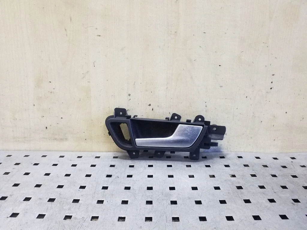 Klamka wewnętrzna drzwi przednich 8K0837020B