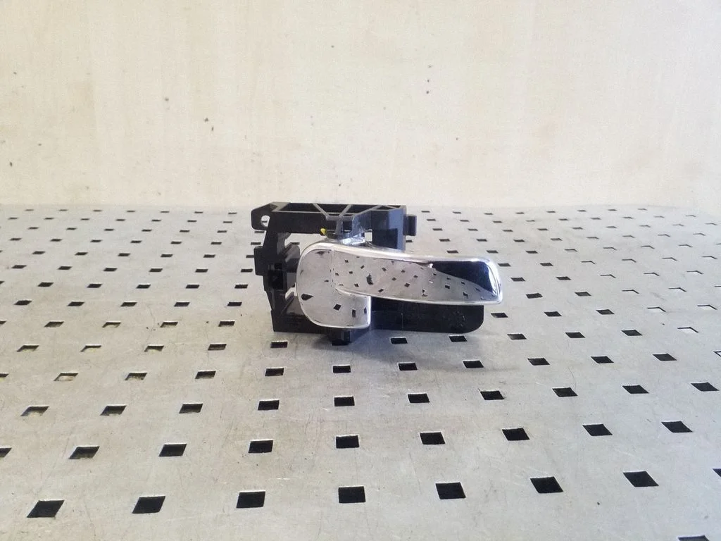 Esiukse sisemine käepide – Nissan Qashqai (2010-2014)