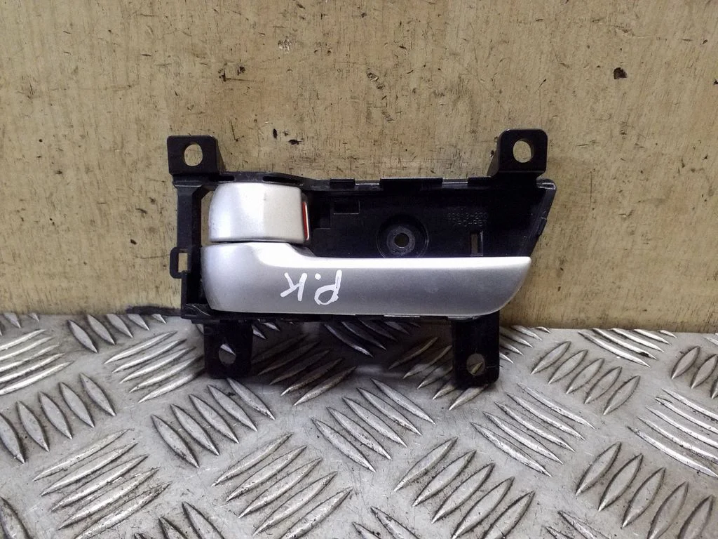 Front door interior handle – KIA Sorento (2010-2014)