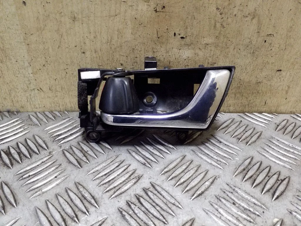 Front door interior handle – front left