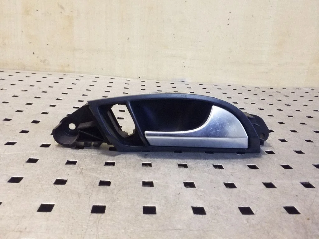 Front door interior handle 4L0837020