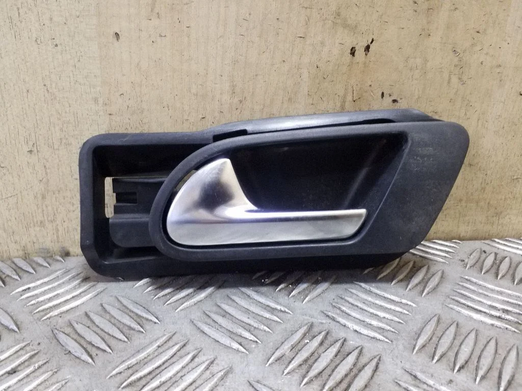 Esiukse sisemine käepide 5N0837197