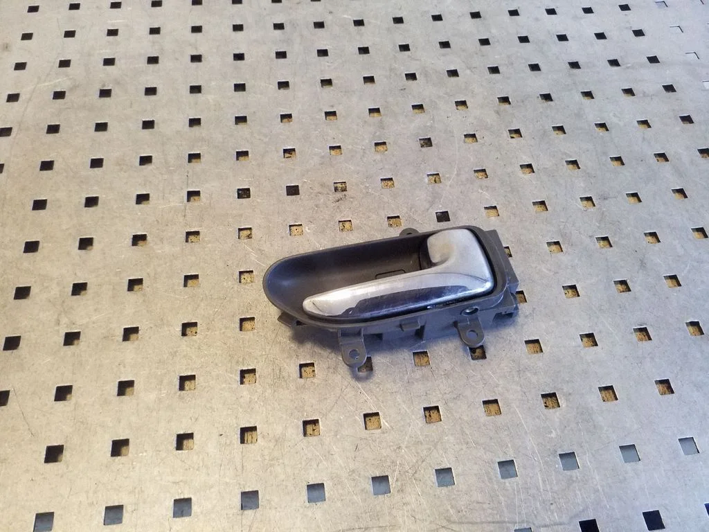 Front door interior handle – right