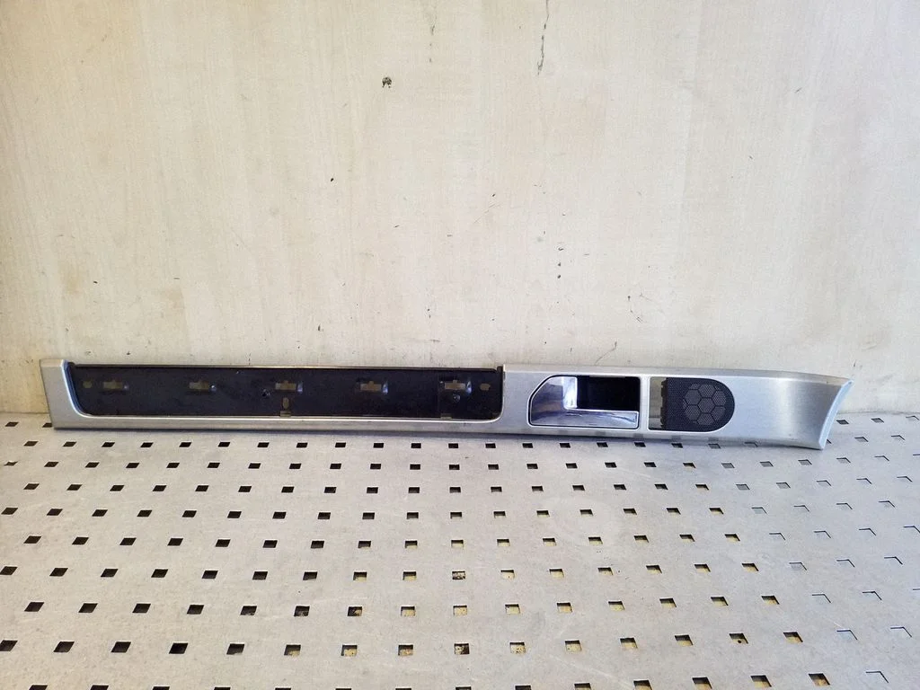 Front door interior handle 7L6837113