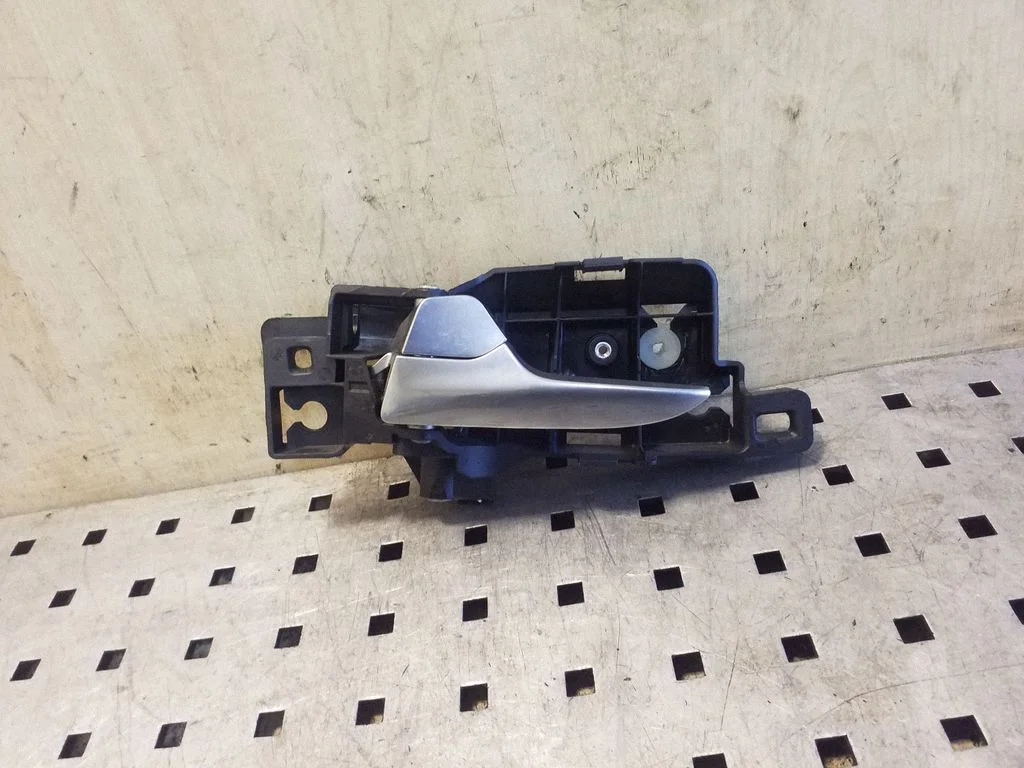 Esiukse sisemine käepide 6M21U22601