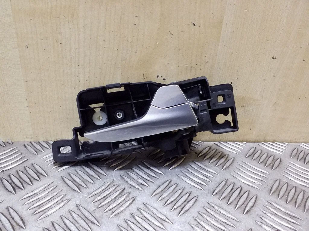 Esiukse sisemine käepide 7S71A22600AB