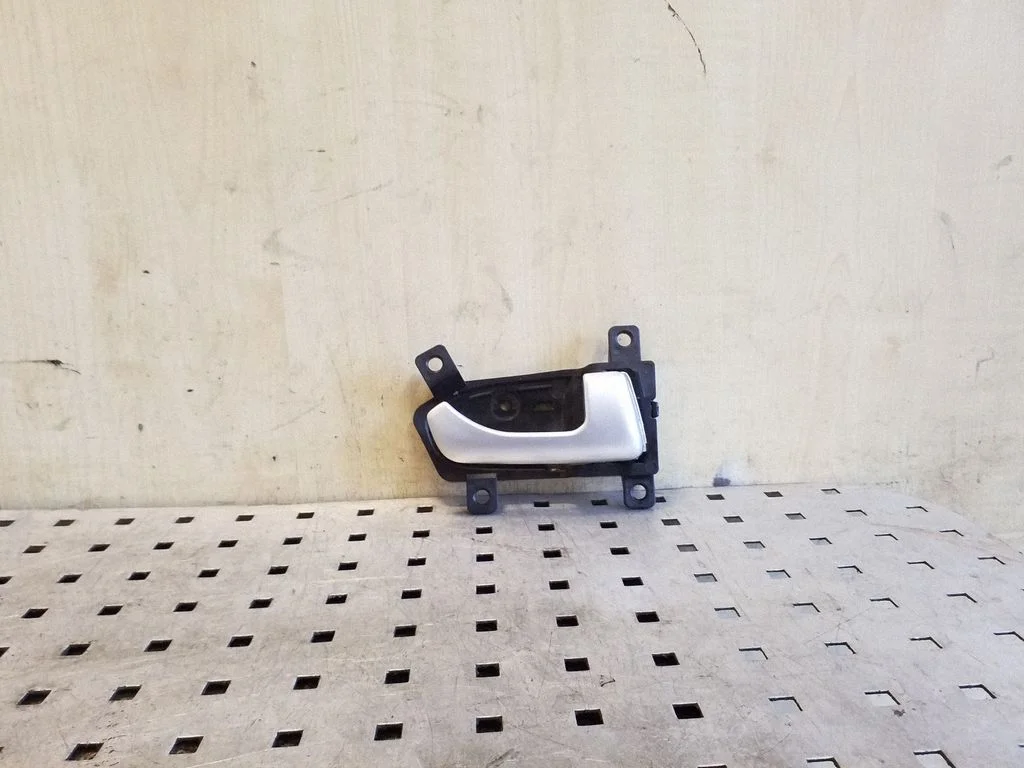 Esiukse sisemine käepide 826203U000