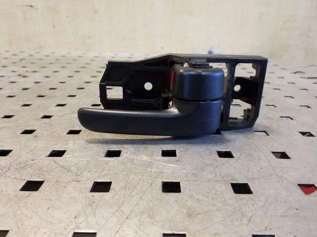 Front door interior handle – right