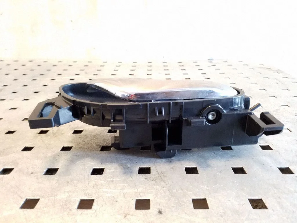 Front door interior handle – right