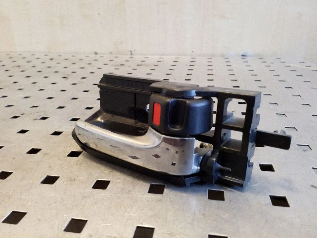 Front door interior handle – right