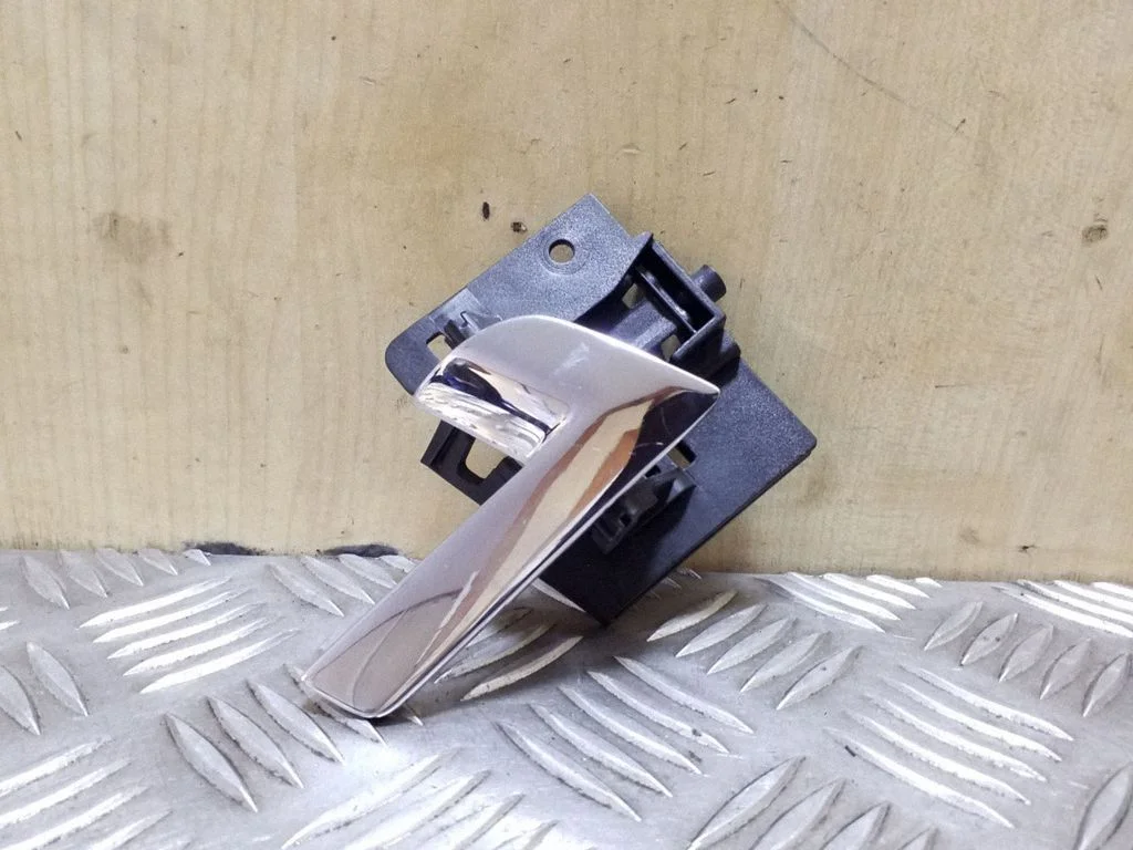 Front door interior handle 3D0837618D