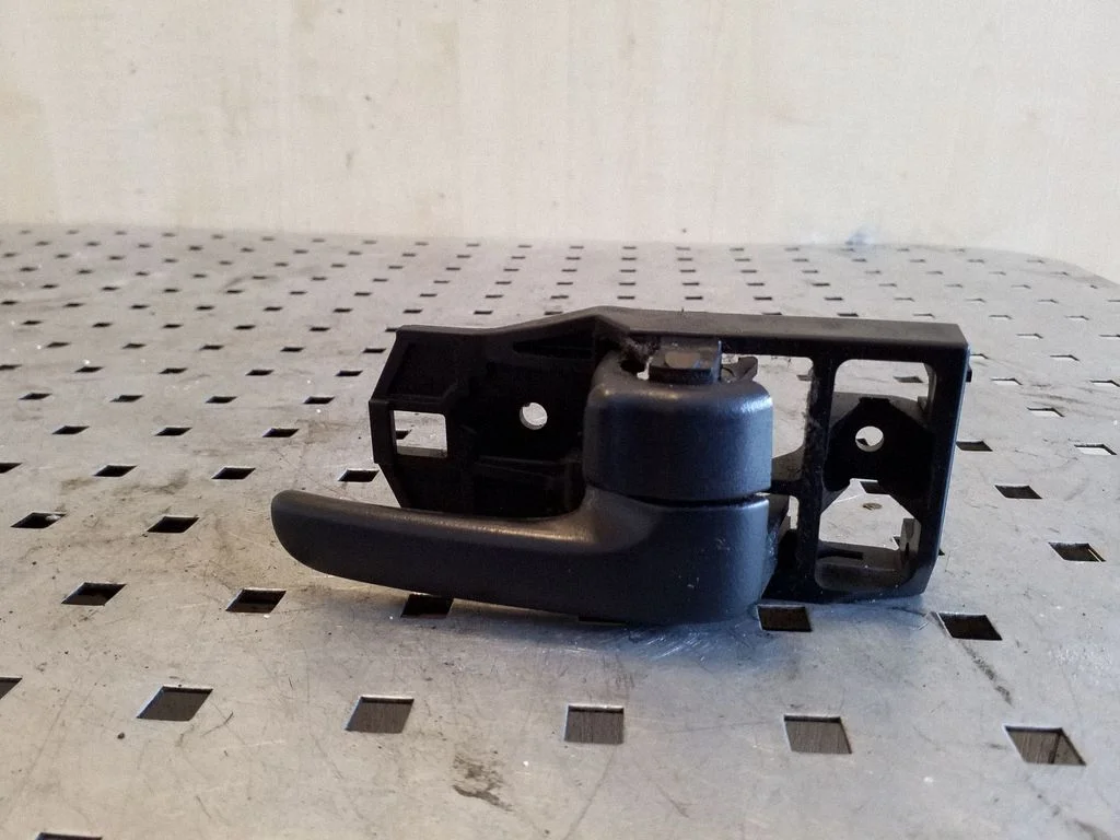Front door interior handle – right