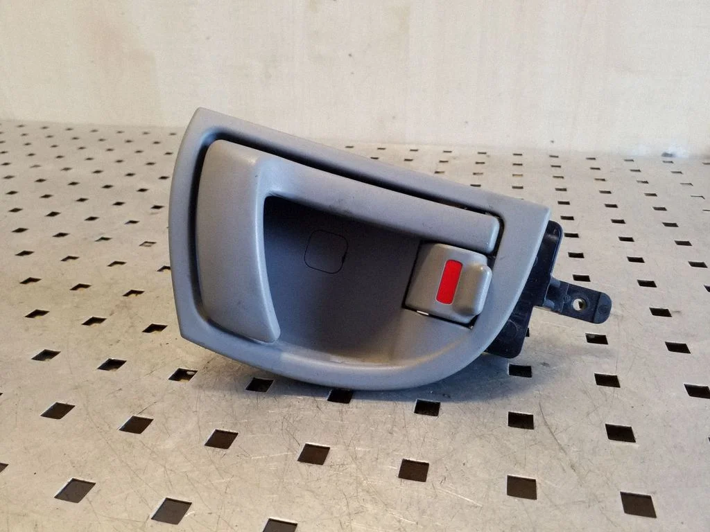 Esiukse sisemine käepide 826212B000