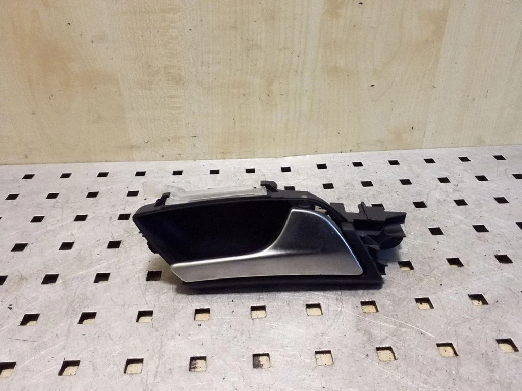 Klamka wewnętrzna drzwi przednich 8T0837020A
