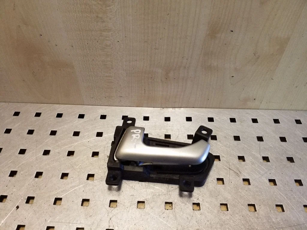 Front door interior handle 826103U000