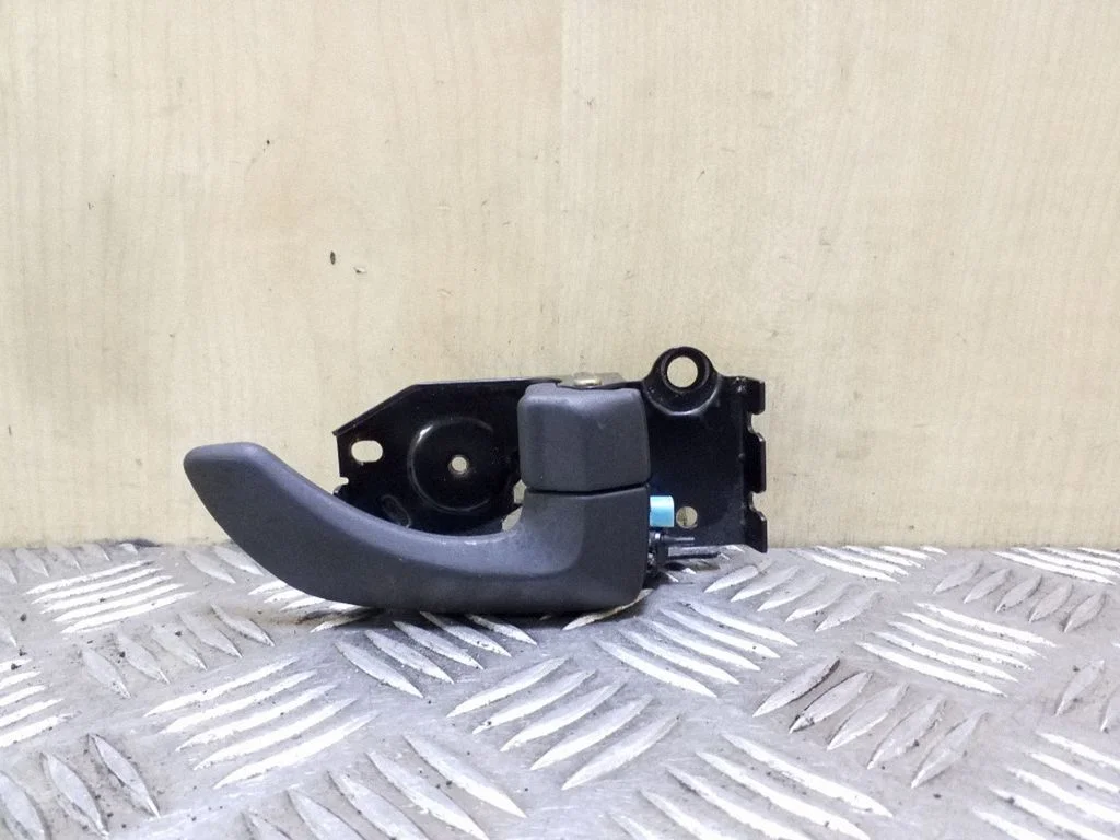 Front door interior handle – right