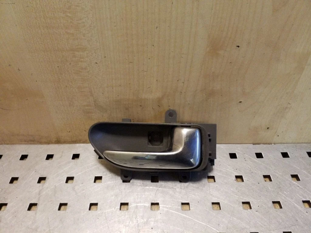 Front door interior handle – right