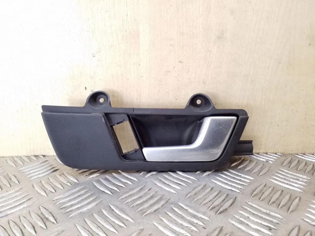Front door interior handle 8E2837020F