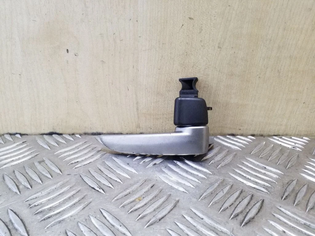 Front door interior handle – Mazda 3 I (2003-2006)