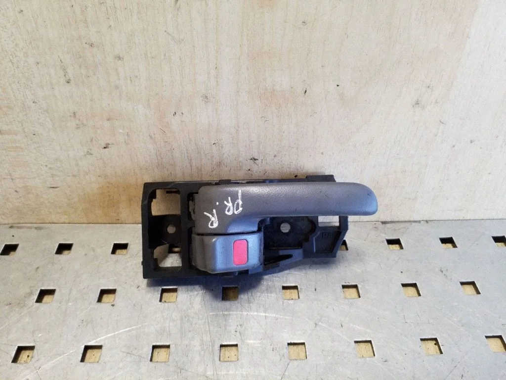 Front door interior handle – right