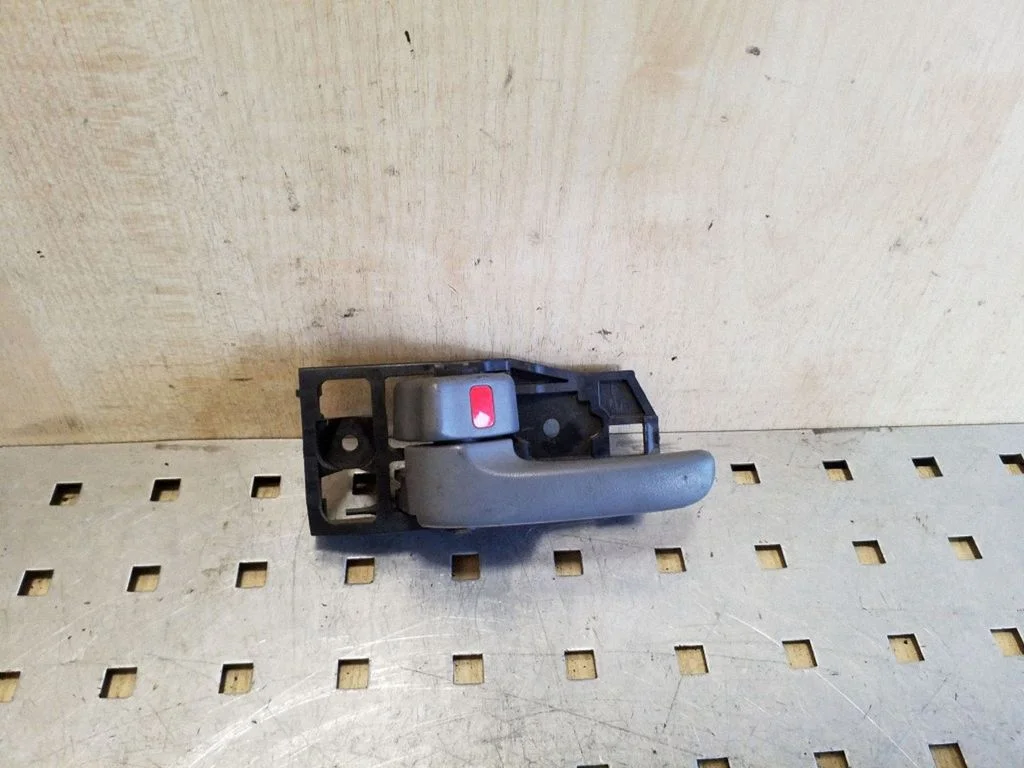Front door interior handle – Toyota RAV 4 (XA20) (2000-2005)