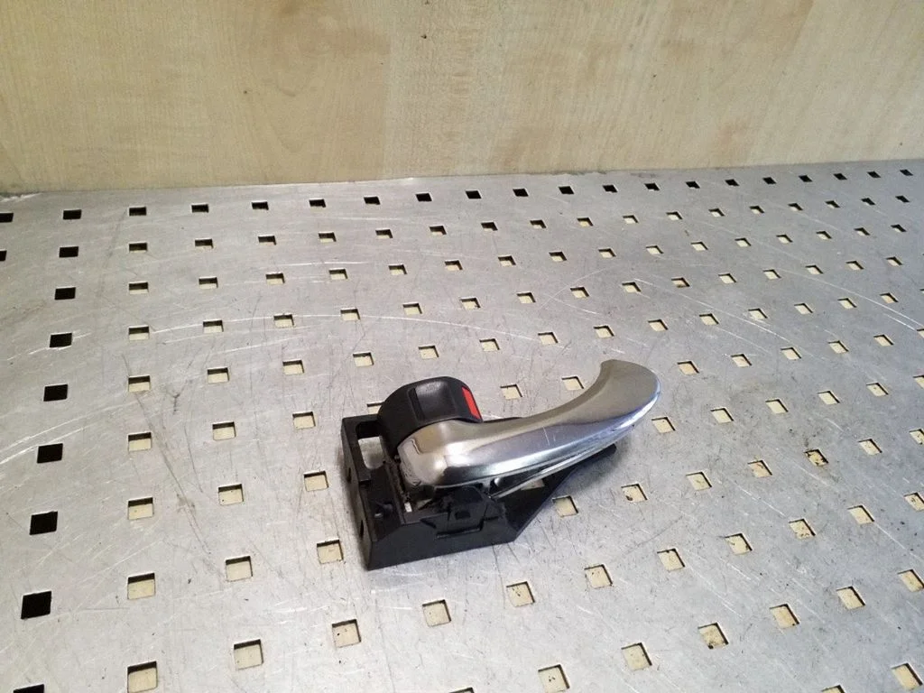 Front door interior handle – Toyota RAV 4 (XA30) (2006-2016)