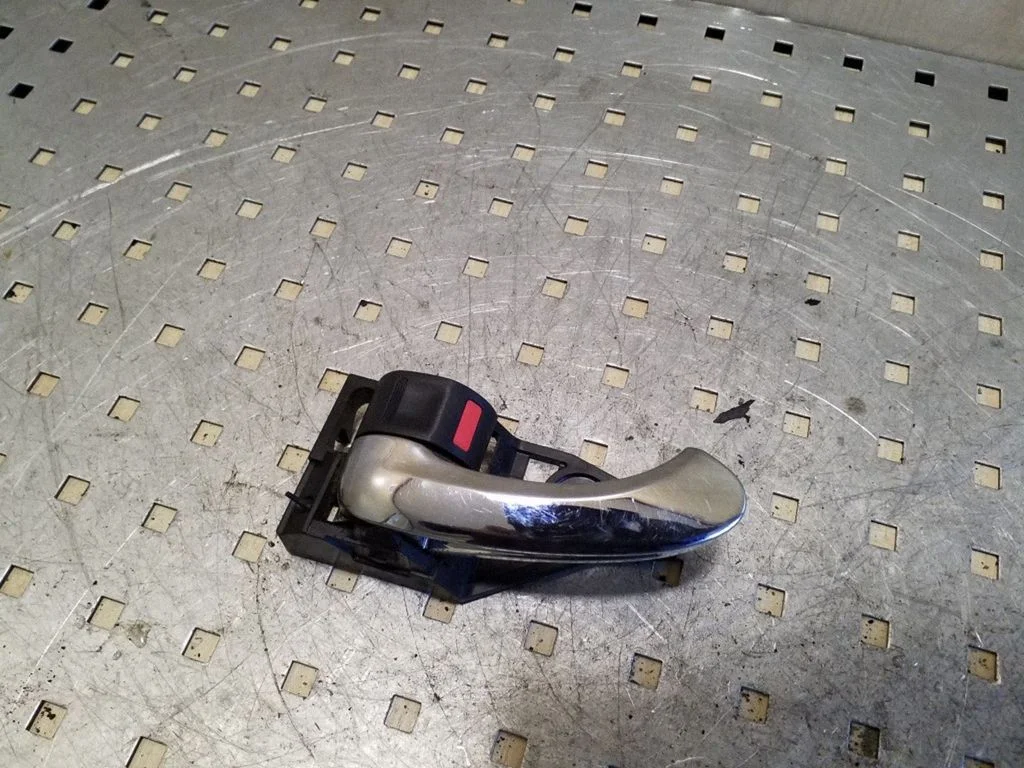 Front door interior handle – Toyota RAV 4 (XA30) (2006-2016)