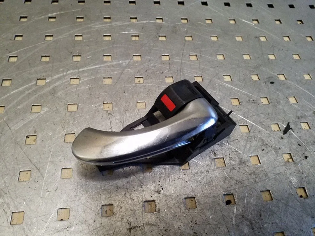 Front door interior handle – Toyota RAV 4 (XA30) (2006-2016)