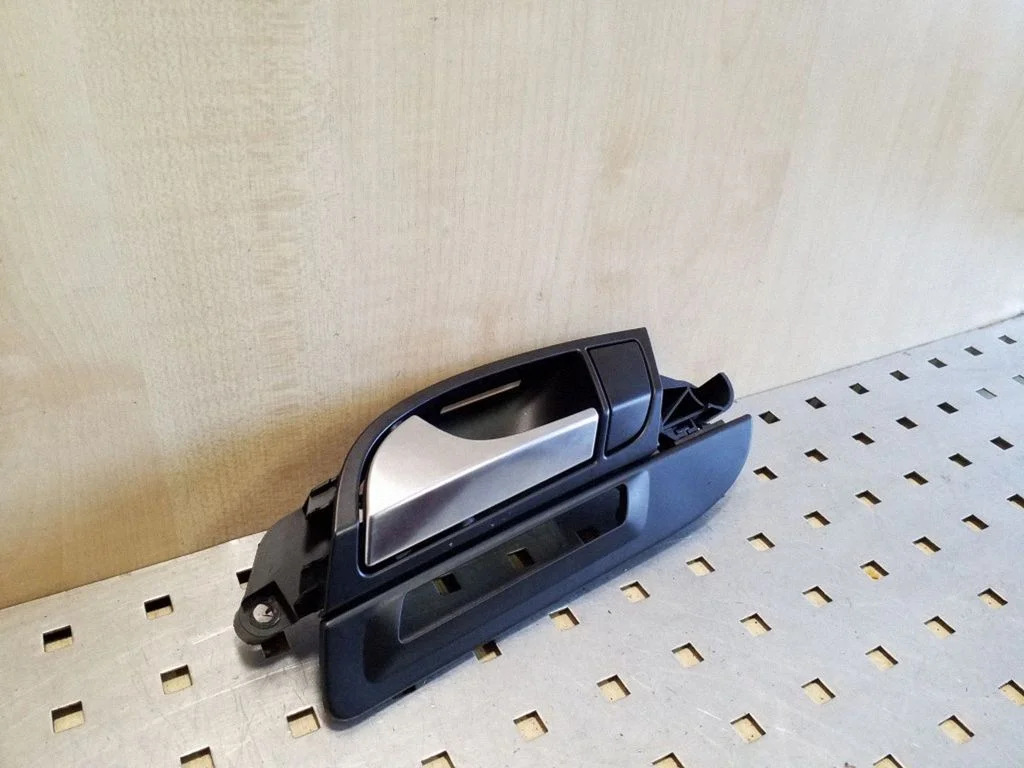 Front door interior handle – Audi Q7 4L (2005-2015)