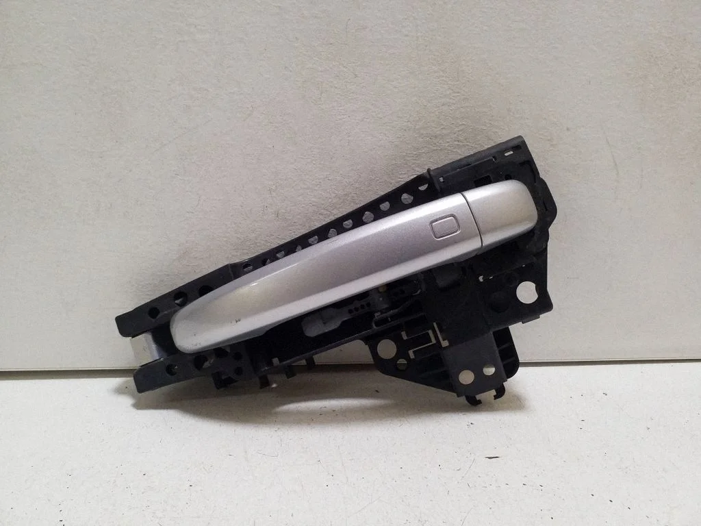 Klamka zewnętrzna drzwi przednich 8T0837885B