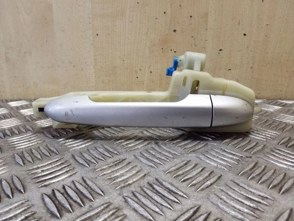 Front door exterior handle – left