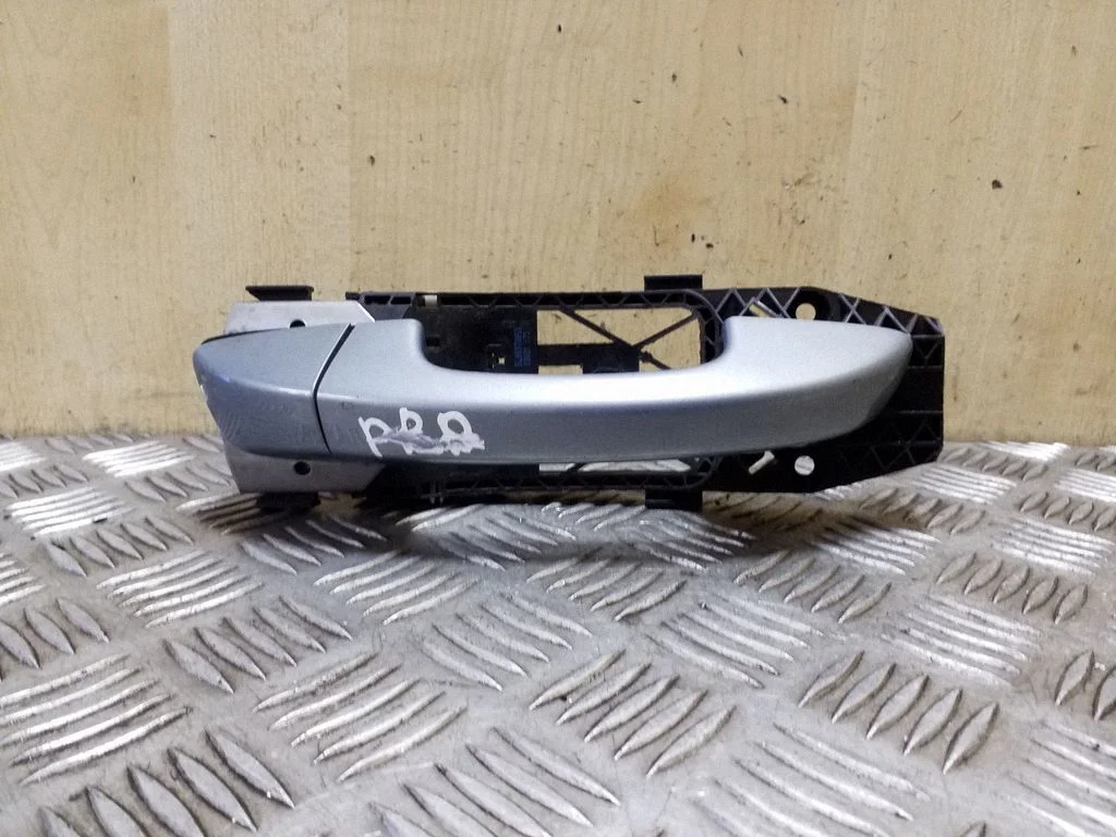 Esiukse välimine käepide 5L0837885B