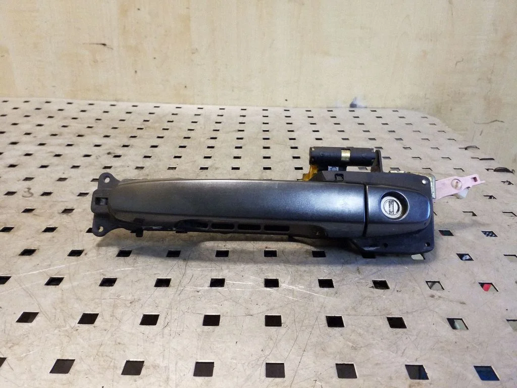 Front door exterior handle – left