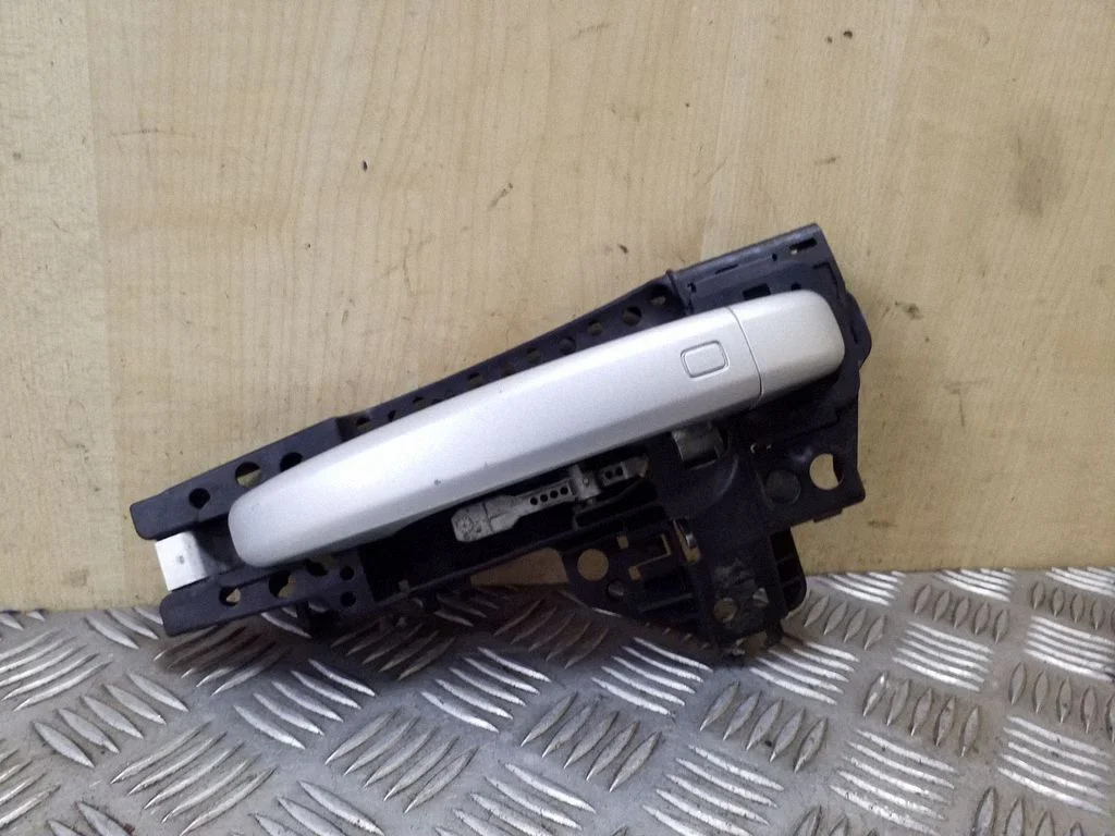 Esiukse välimine käepide 8T01837885A