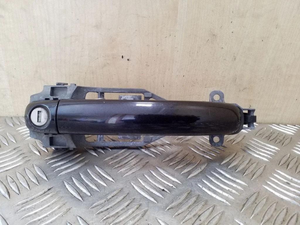 Klamka zewnętrzna drzwi przednich 7L0837886F