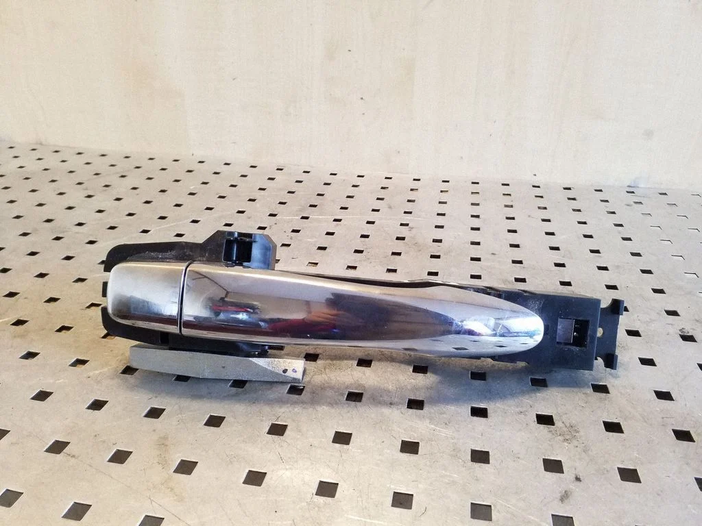 Front door exterior handle – left