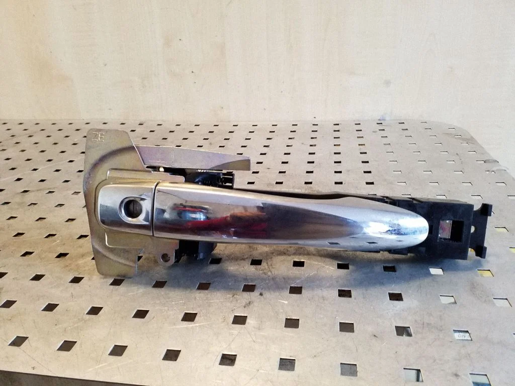 Front door exterior handle – right