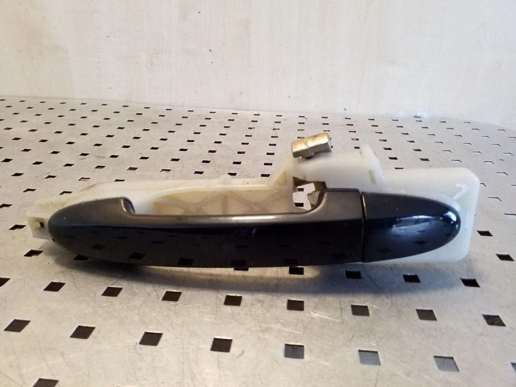 Esiukse välimine käepide – vasak