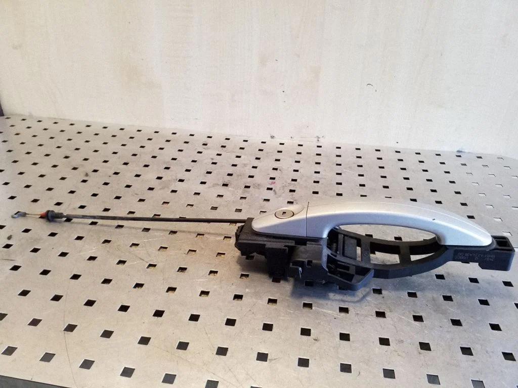 Klamka zewnętrzna drzwi przednich BM51A224A36DG