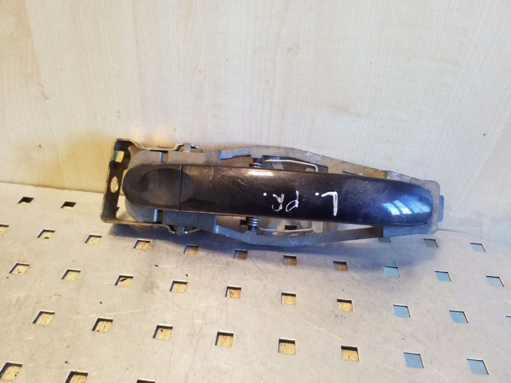 Front door exterior handle – left