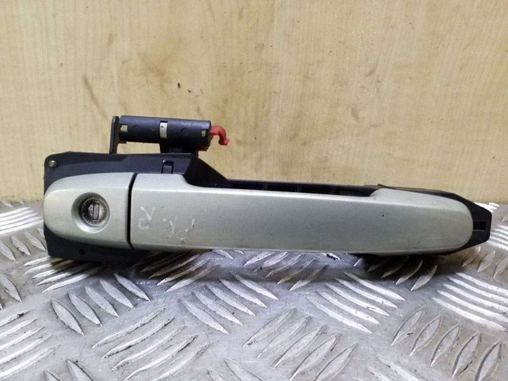 Front door exterior handle – right