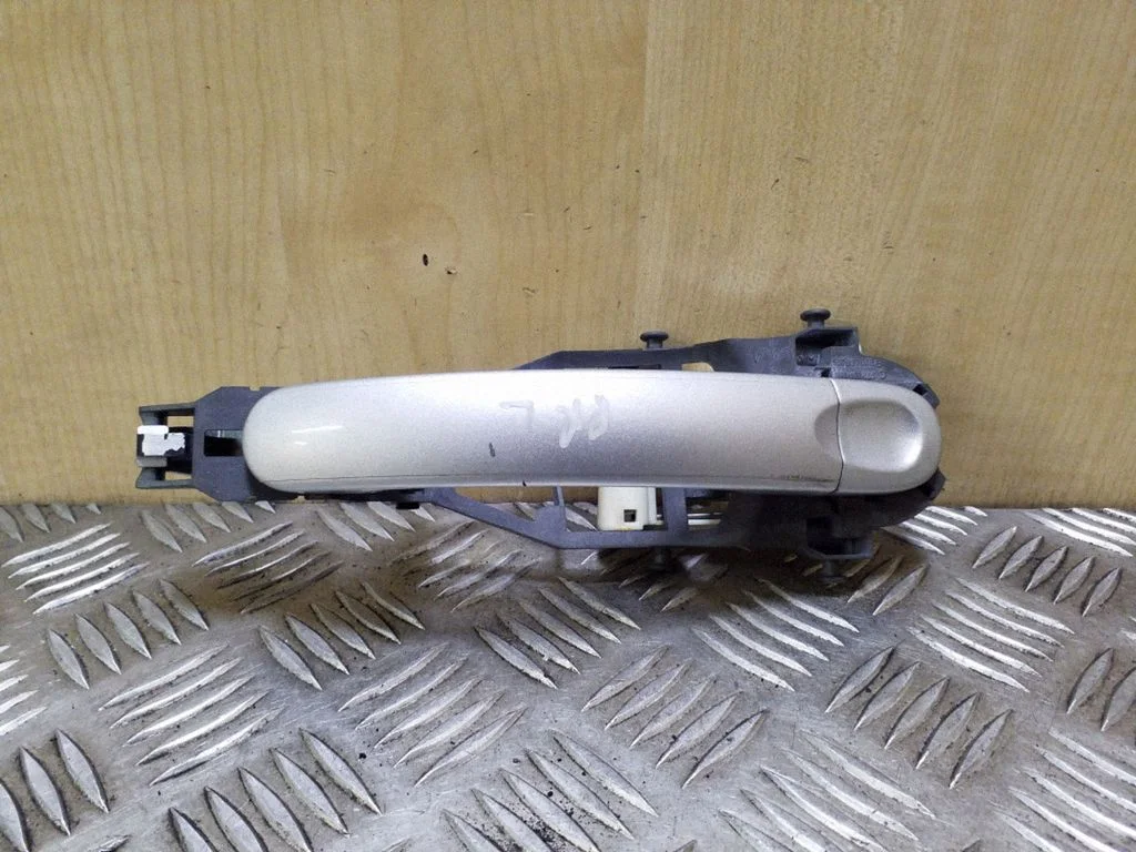 Klamka zewnętrzna drzwi przednich – Volkswagen Golf Plus (2005-2013)