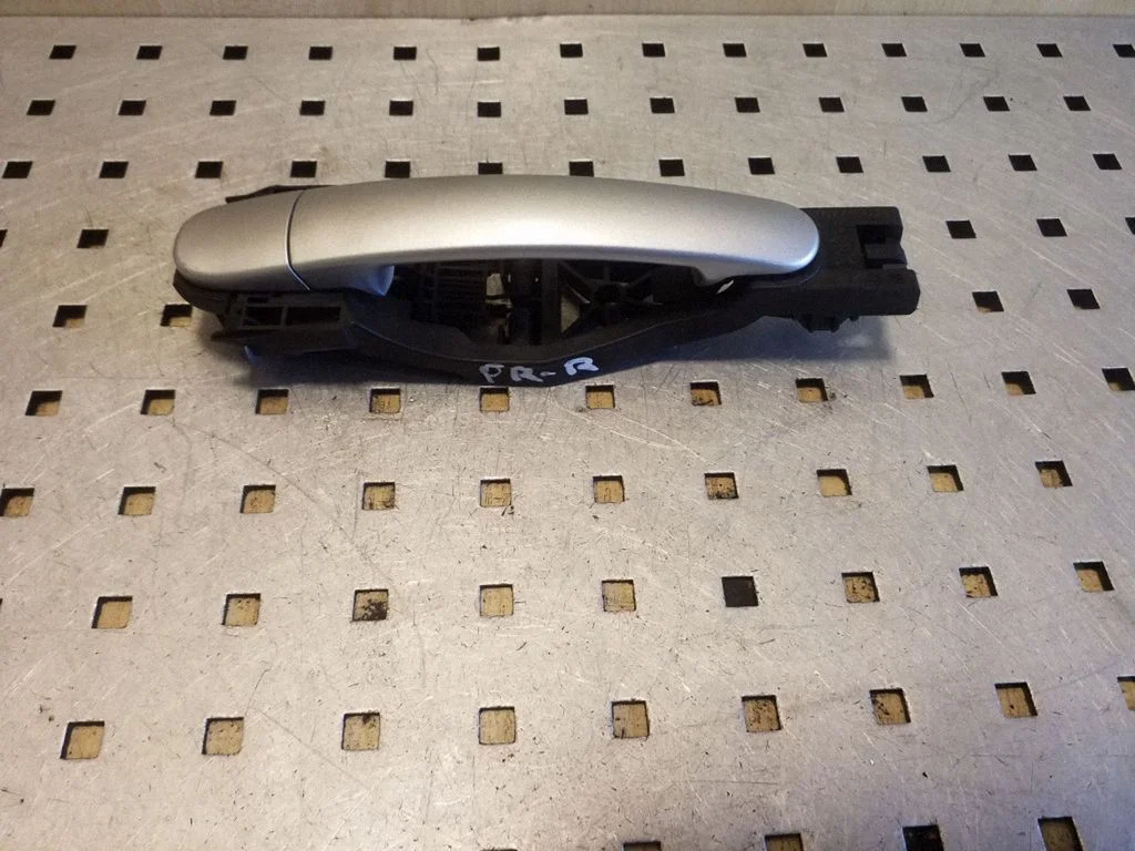 Front door exterior handle – right