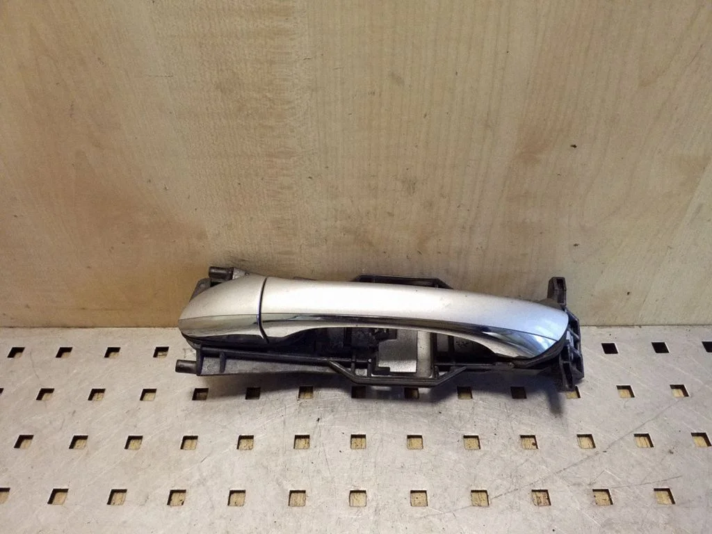 Front door exterior handle – left