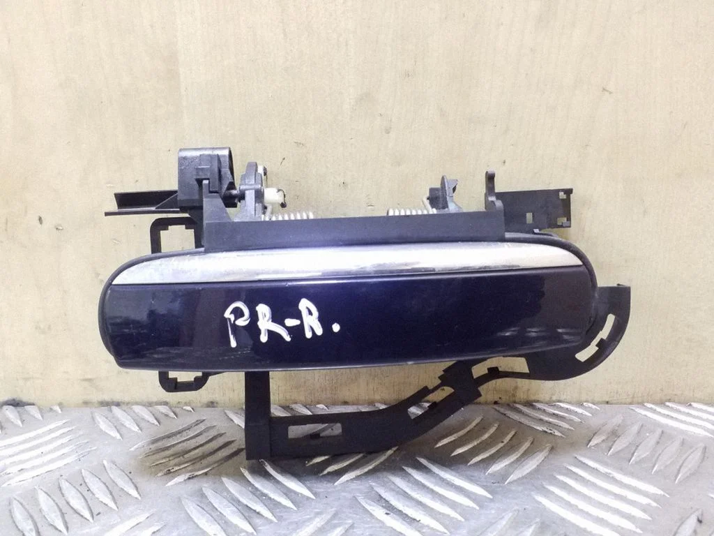 Klamka zewnętrzna drzwi przednich 4F0837886