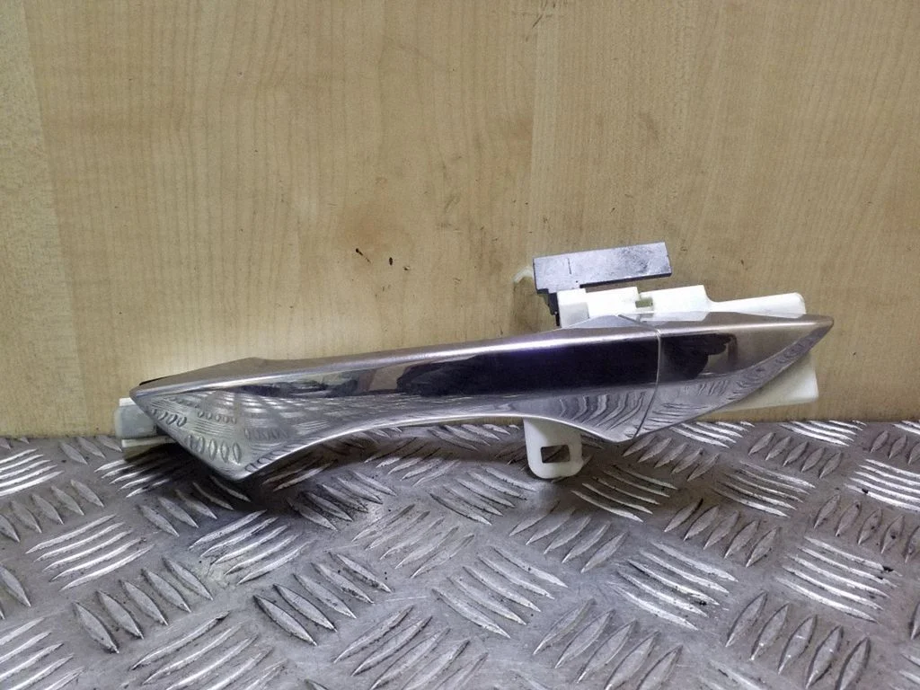 Front door exterior handle – left