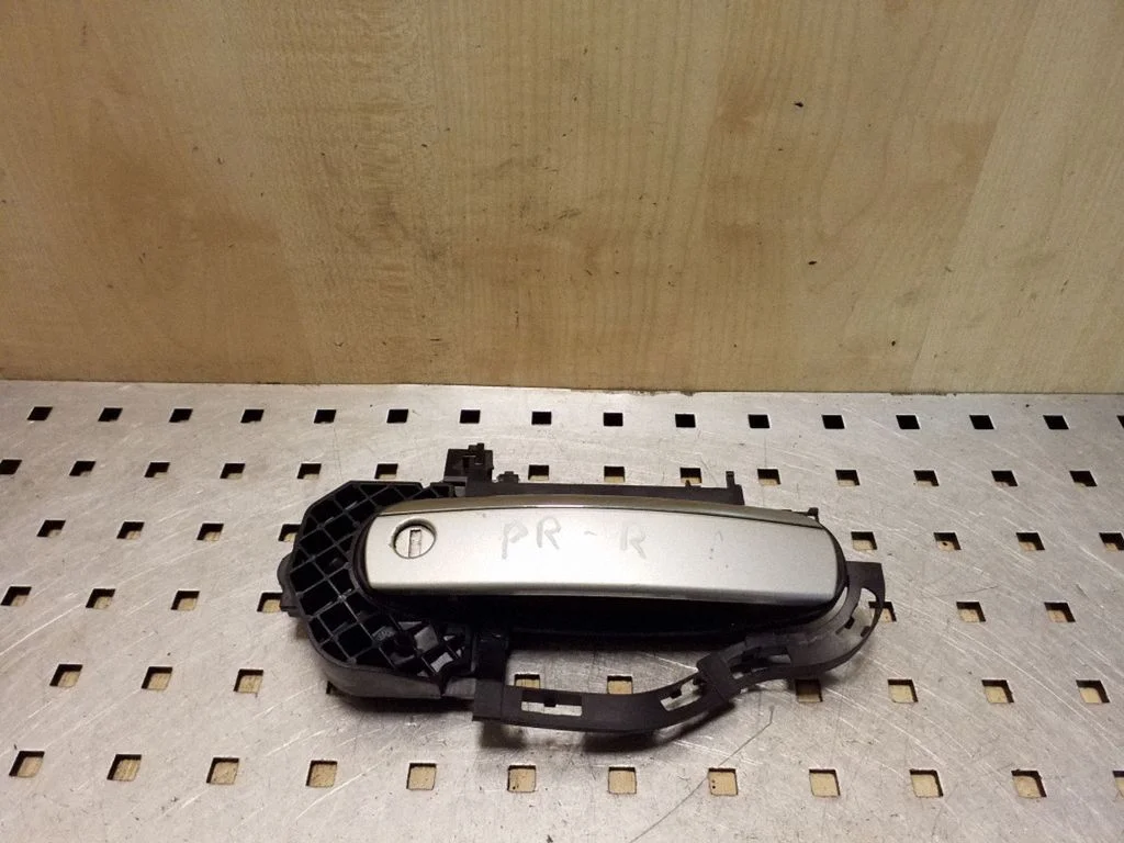 Esiukse välimine käepide 4F0837886