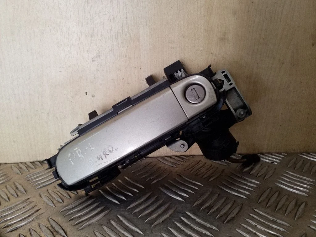 Front door exterior handle – front left
