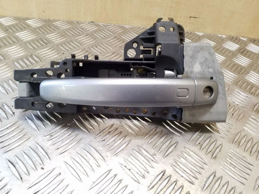 Klamka zewnętrzna drzwi przednich 8T2837886A