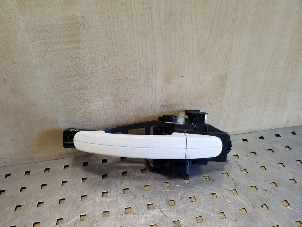 Front door exterior handle – left